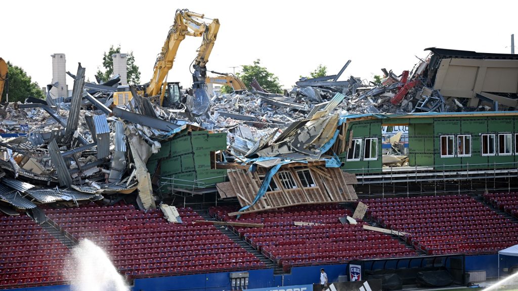 „A játékosok szeme kikerekedett” – félig összedőlt a stadion, miközben a svédek edzettek