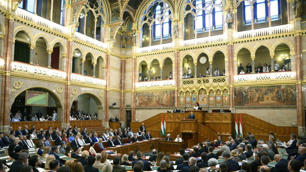 Gyakorlatikag lenullázza a Fidesz és a KDNP frakcióit, ha 12 évben maximalizálják a képviselőséget
