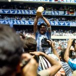 Diego Maradona a világbajnoki trófeával.