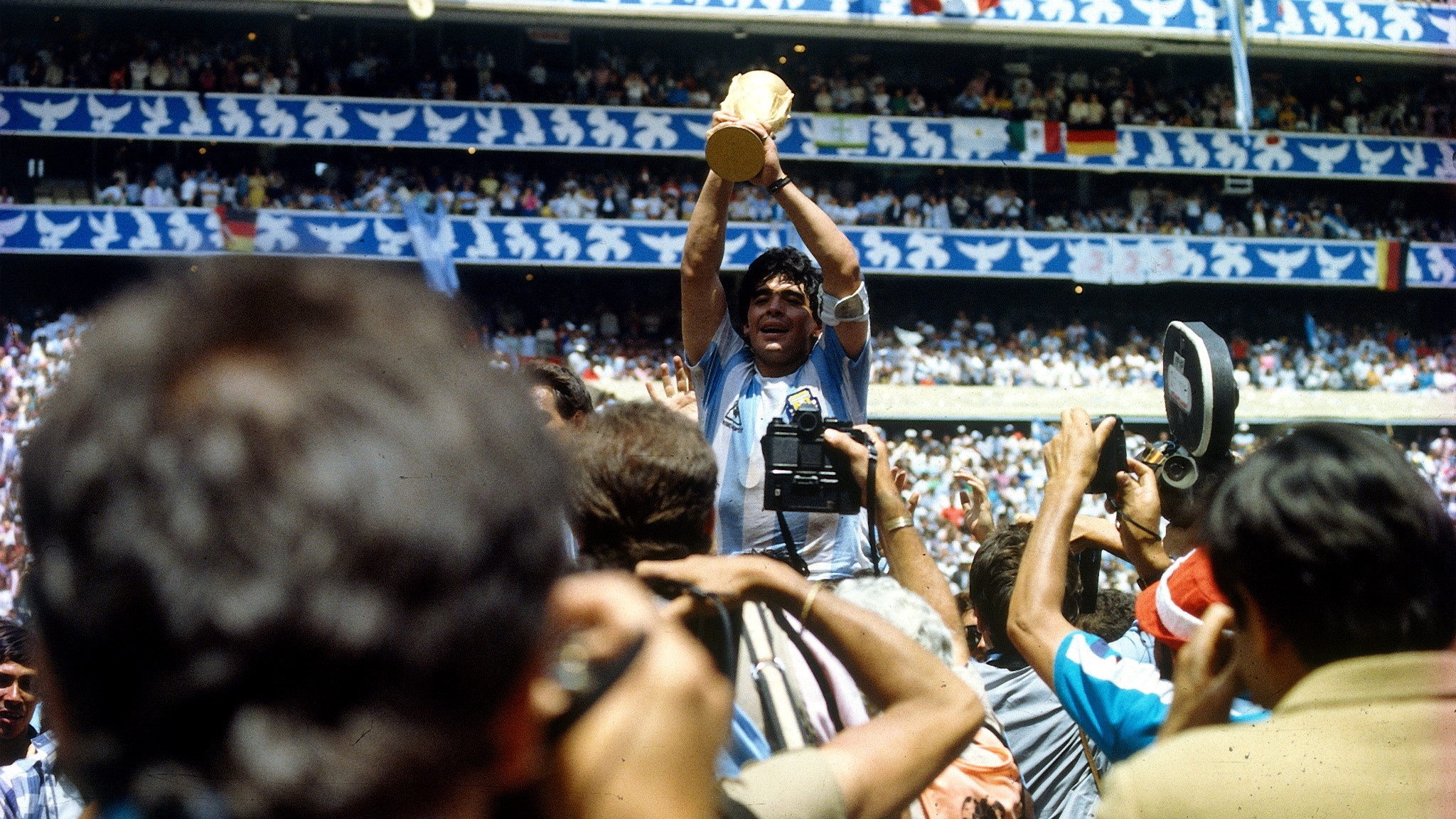 Diego Maradona a világbajnoki trófeával.
