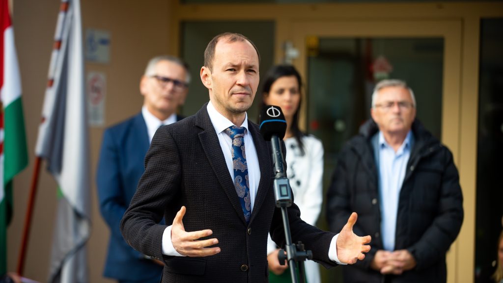 Lemond és távozik egy fideszes politikus