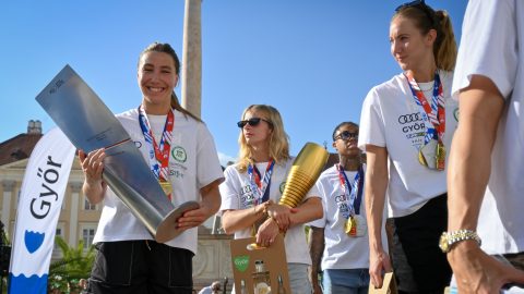 Gyõr, 2026. június 8. Anna Lagerquist, a bajnoki serleggel, Fodor Csenge, Bruna De Paula és Kristine Breistöl (b-j) a csapat köszöntésére rendezett ünnepségen a gyõri Széchenyi téren 2026. június 8-án. A Gyõri Audi ETO KC nõi kézilabdacsapata idén bajnoki címet és a Magyar Kupát is elnyerte, múlt vasárnap pedig a Bajnokok Ligája ezüstérmét szerezte meg.