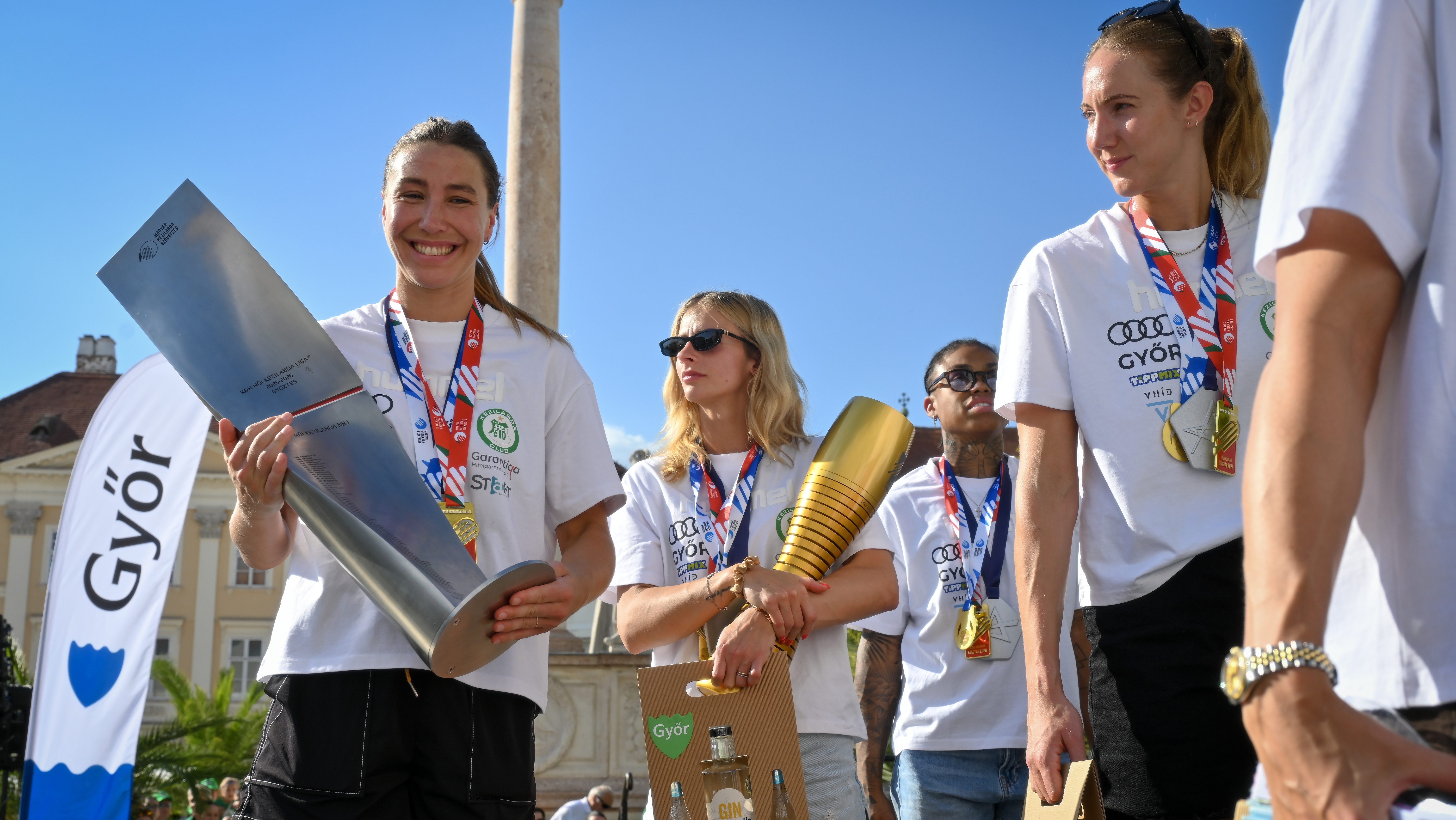 Gyõr, 2026. június 8. Anna Lagerquist, a bajnoki serleggel, Fodor Csenge, Bruna De Paula és Kristine Breistöl (b-j) a csapat köszöntésére rendezett ünnepségen a gyõri Széchenyi téren 2026. június 8-án. A Gyõri Audi ETO KC nõi kézilabdacsapata idén bajnoki címet és a Magyar Kupát is elnyerte, múlt vasárnap pedig a Bajnokok Ligája ezüstérmét szerezte meg.