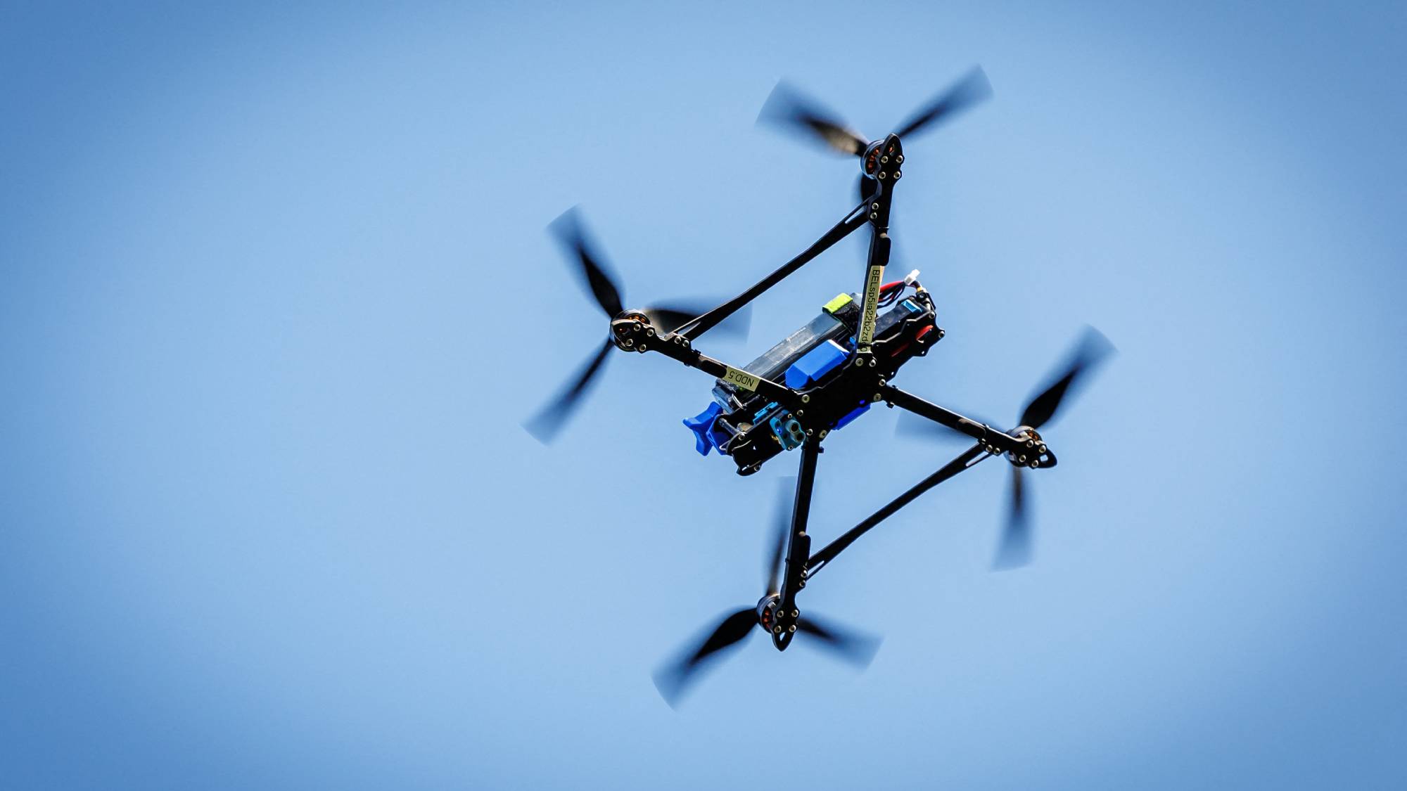 The THEQ-1 drone taken during a working visit to the North Sea Drones training and expertise centre in Zeebrugge, Tuesday 03 March 2026. The visit focuses on innovation, training and strategic strengthening of Belgian drone capabilities for Defence. A newly developed Belgian quadcopter training drone, designed in collaboration with and for Defence is presented to journalists. BELGA PHOTO KURT DESPLENTER