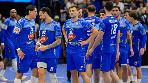 A Tatabánya játékosai a szurkolást a férfi kézilabda Európa Kupa döntõjében játszott MOL Tatabánya KC - GRK Ohrid elsõ mérkõzés után a Tatabányai Multifunkcionális Csarnokban 2026. május 24-én. A Tatabánya 29-28-ra kikapott.