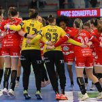 A Debrecen játékosai ünneplik győzelmüket a női kézilabda Bajnokok Ligája B csoportjának 14. (utolsó) fordulójában játszott DVSC Schaeffler - Buducnost Podgorica mérkőzés végén.