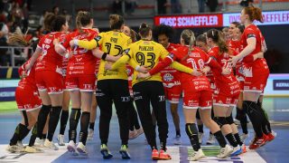 A Debrecen játékosai ünneplik győzelmüket a női kézilabda Bajnokok Ligája B csoportjának 14. (utolsó) fordulójában játszott DVSC Schaeffler - Buducnost Podgorica mérkőzés végén.