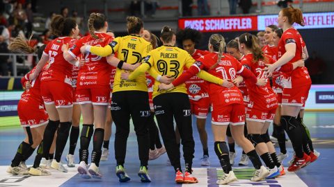 A Debrecen játékosai ünneplik győzelmüket a női kézilabda Bajnokok Ligája B csoportjának 14. (utolsó) fordulójában játszott DVSC Schaeffler - Buducnost Podgorica mérkőzés végén.