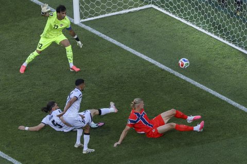 Erling Haaland, miközben gólt szerez Irak ellen.