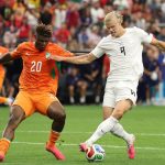 ARLINGTON, TEXAS - JUNE 30: Erling Haaland #9 of Norway is challenged by Emmanuel Agbadou #20 of Cote d'Ivoire during the FIFA World Cup 2026 Round Of 32 match between Cote d'Ivoire and Norway at Dallas Stadium on June 30, 2026 in Arlington, Texas. Stacy Revere/Getty Images/AFP