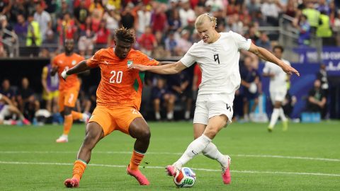 ARLINGTON, TEXAS - JUNE 30: Erling Haaland #9 of Norway is challenged by Emmanuel Agbadou #20 of Cote d'Ivoire during the FIFA World Cup 2026 Round Of 32 match between Cote d'Ivoire and Norway at Dallas Stadium on June 30, 2026 in Arlington, Texas. Stacy Revere/Getty Images/AFP