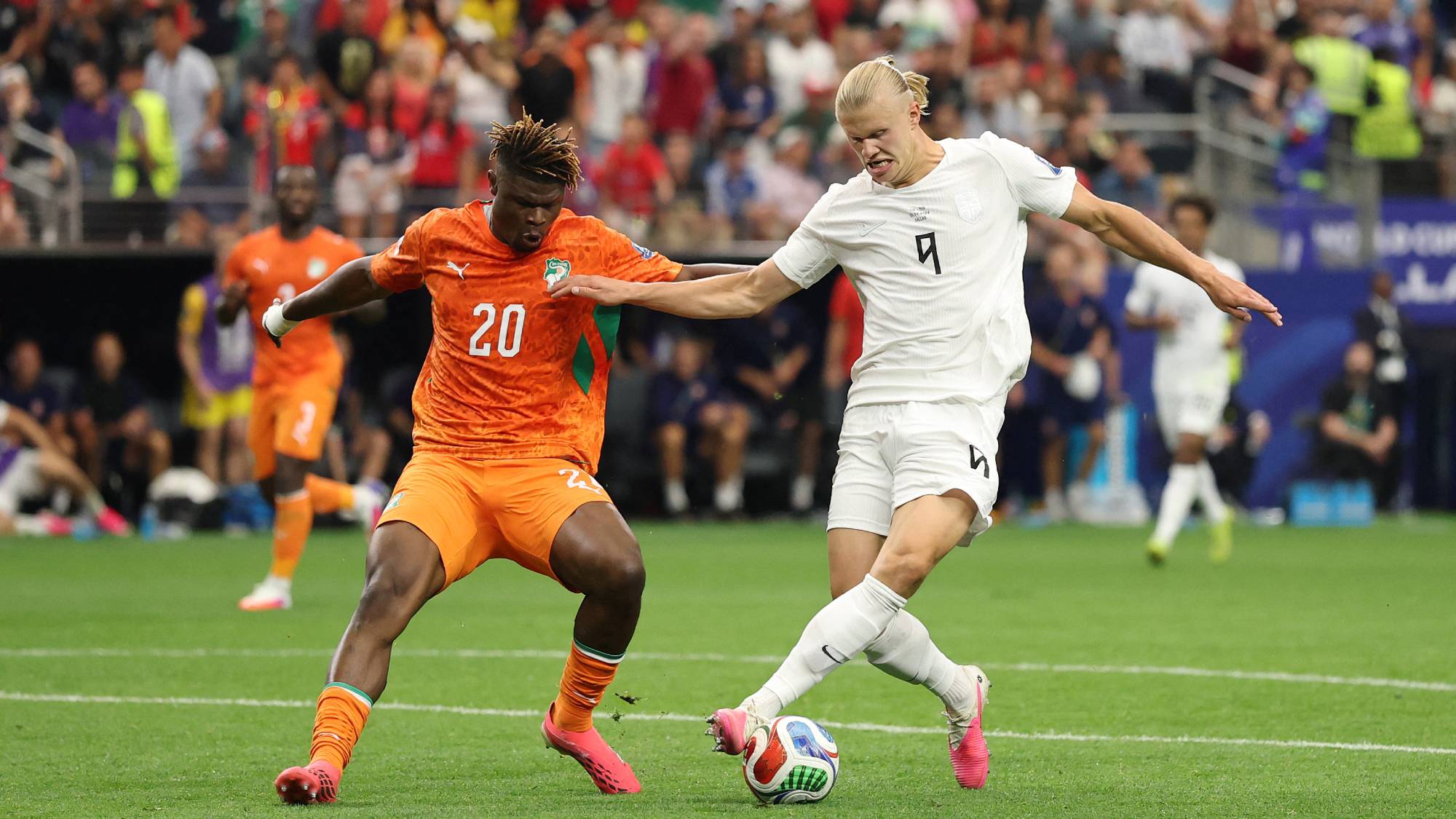 ARLINGTON, TEXAS - JUNE 30: Erling Haaland #9 of Norway is challenged by Emmanuel Agbadou #20 of Cote d'Ivoire during the FIFA World Cup 2026 Round Of 32 match between Cote d'Ivoire and Norway at Dallas Stadium on June 30, 2026 in Arlington, Texas. Stacy Revere/Getty Images/AFP