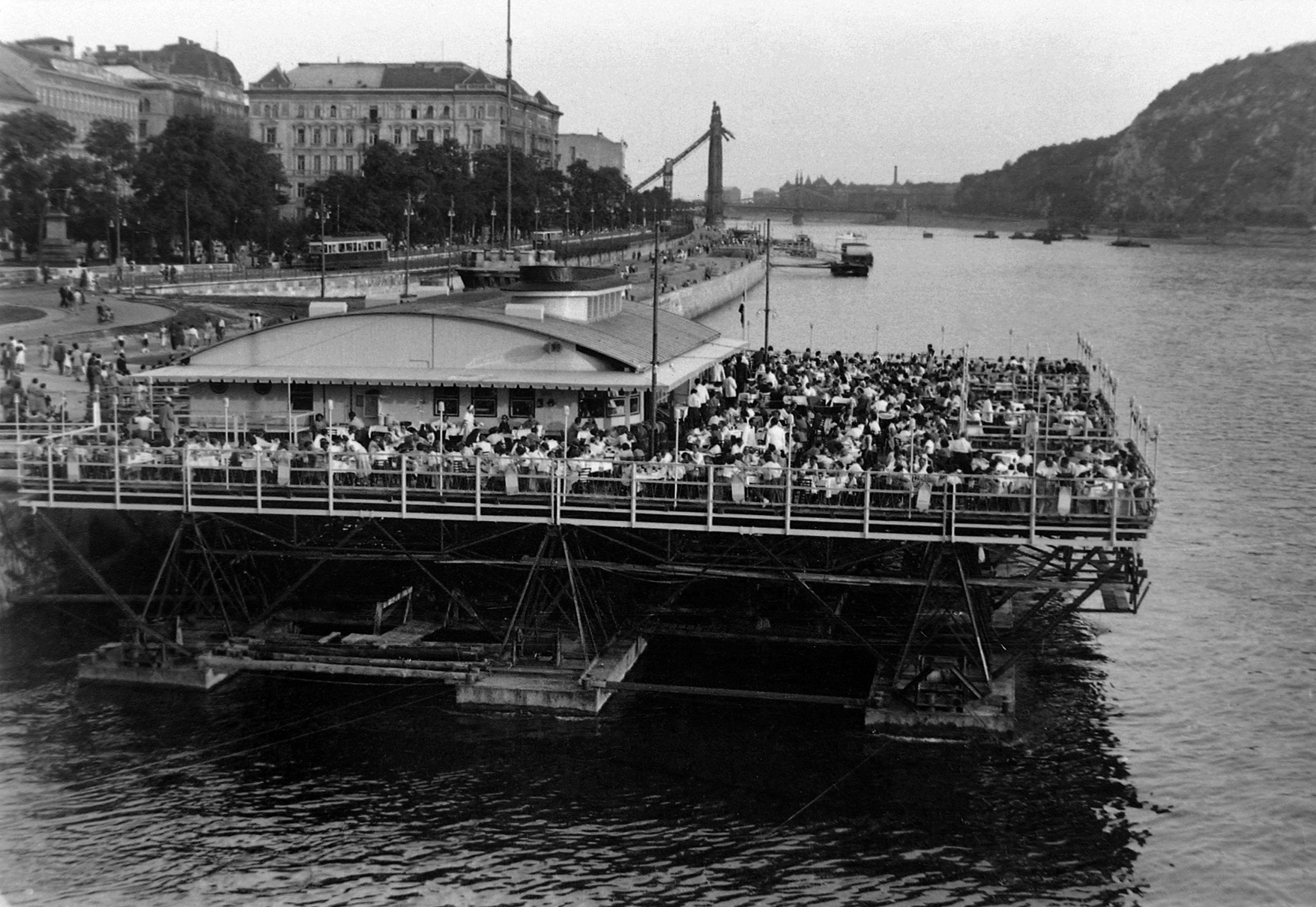 Nagyvárosi élet a Dunán – folyami uszodák és hidroplánok Budapesten 22