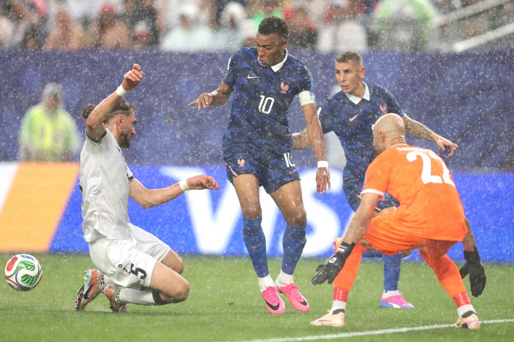Nagy eső a francia-iraki meccsen. 