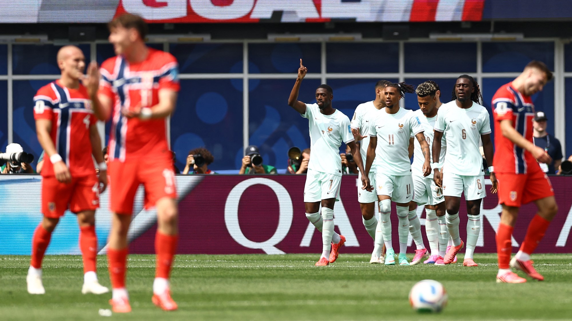 Dembélé és csapattársai öröme a francia gól után.