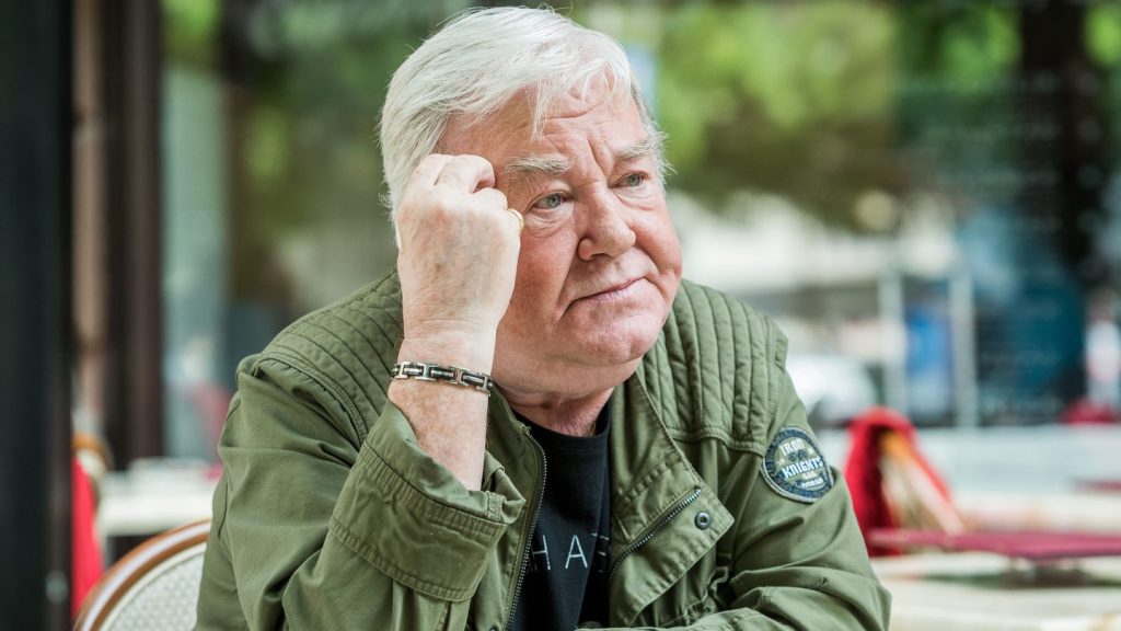 Két mentősirányító, egy mentősvezető és egy betegszállítást 