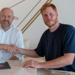 Gert Remmel és a sportigazgató, Bogdán Ádám az aláírás után.