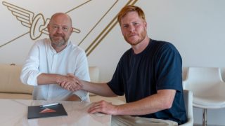 Gert Remmel és a sportigazgató, Bogdán Ádám az aláírás után.
