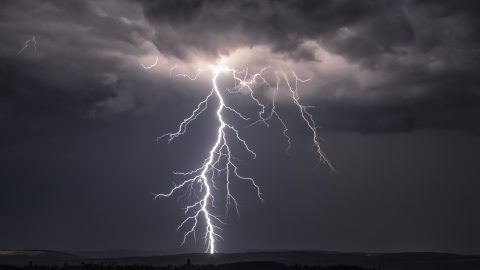 Több helyen riasztások is érvényben vannak az érkező viharok miatt.