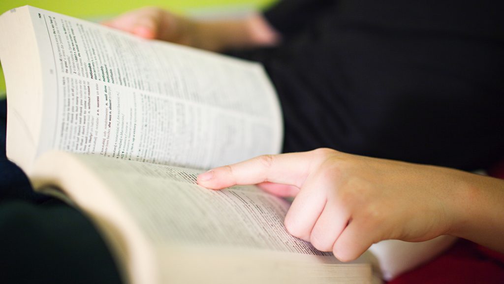Kvíz: A rovátkolt baromtól a gőzpöfögészeti tovalöködöncig: tudod mit jelentenek ezek a nyelvújításkori szavak?