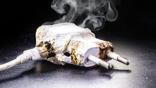 Tűz- és robbanásveszélyesek az olcsó telefontöltők.