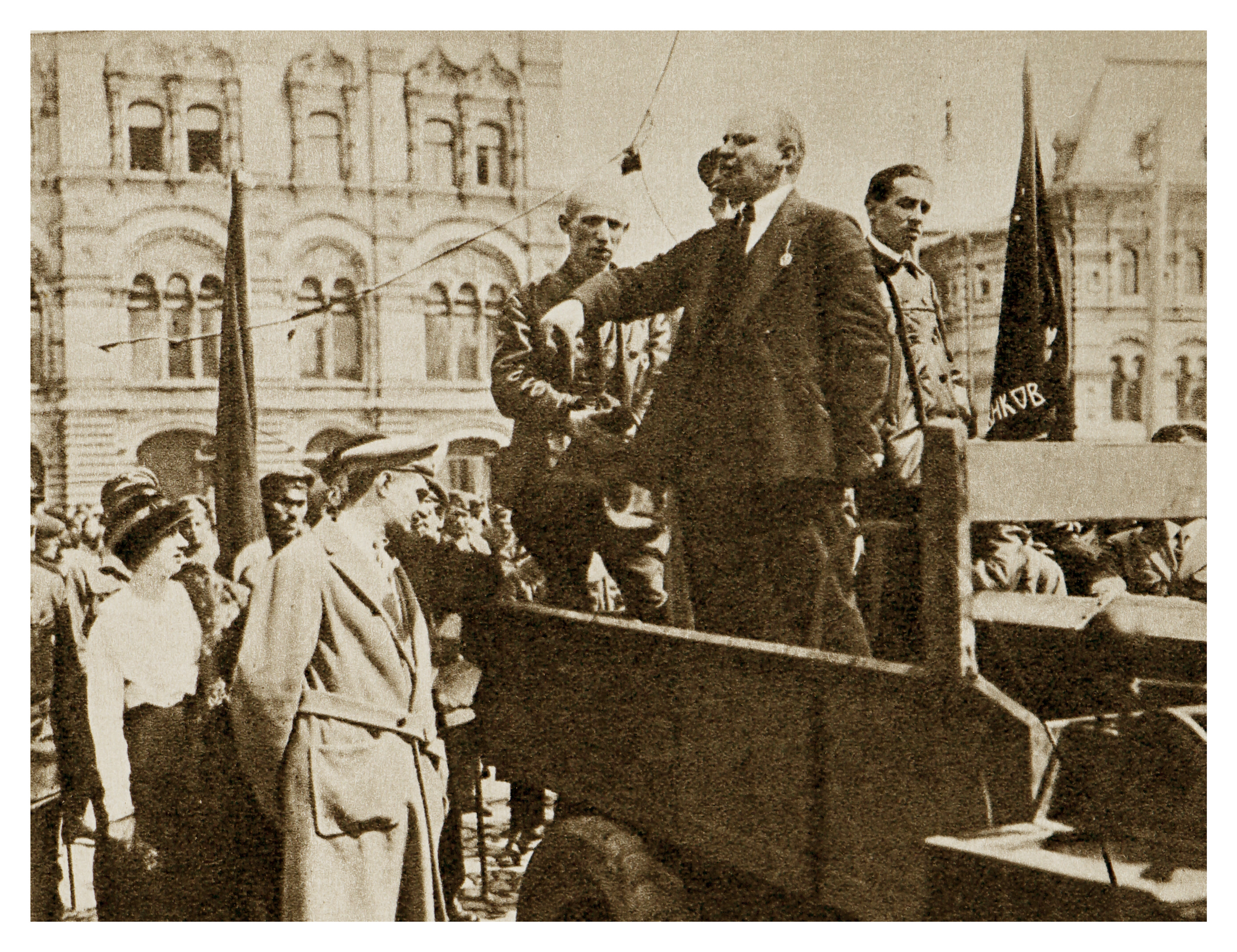 Lenin egy autó platójáról mond beszédet a moszkvai Vörös téren 1919-ben.
