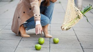 A baktériumok azonnal képesek áttelepedni a földre eső ételre.