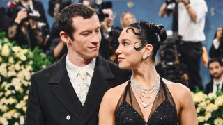 Callum Turner és Dua Lipa