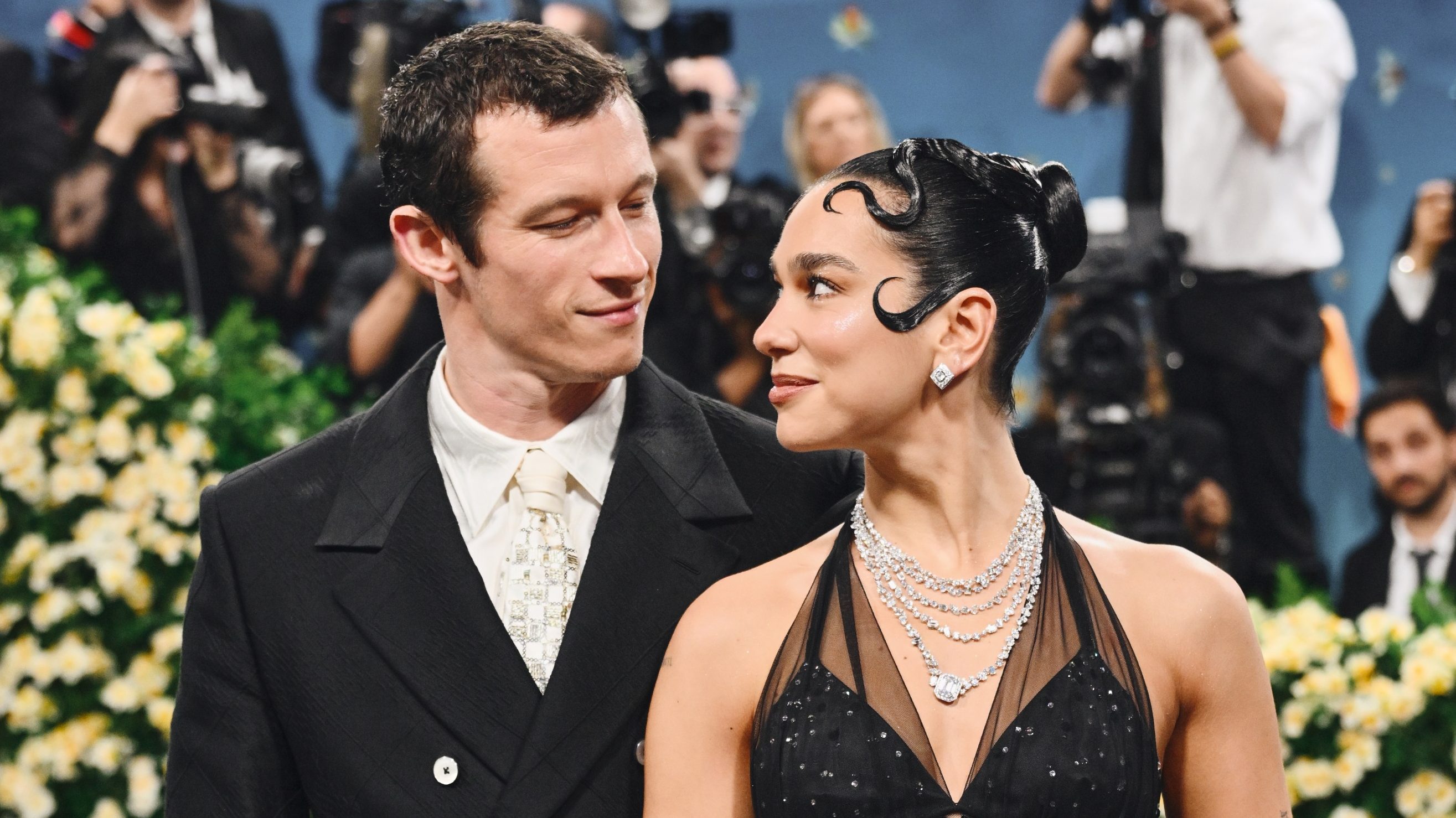 Callum Turner és Dua Lipa