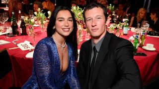 Dua Lipa és Callum Turner