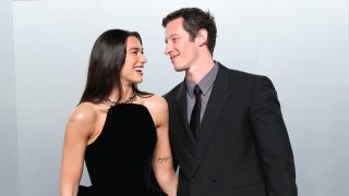 Dua Lipa és Callum Turner