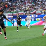 Mehdi Taremi (jobbra) és Marko Stamenic a világbajnokságon.
