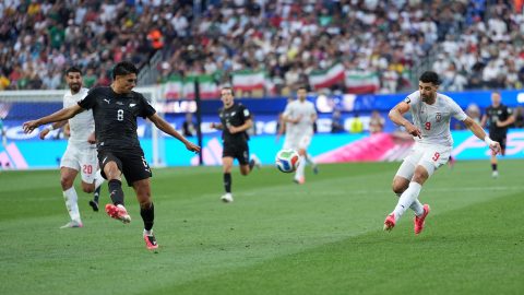 Mehdi Taremi (jobbra) és Marko Stamenic a világbajnokságon.