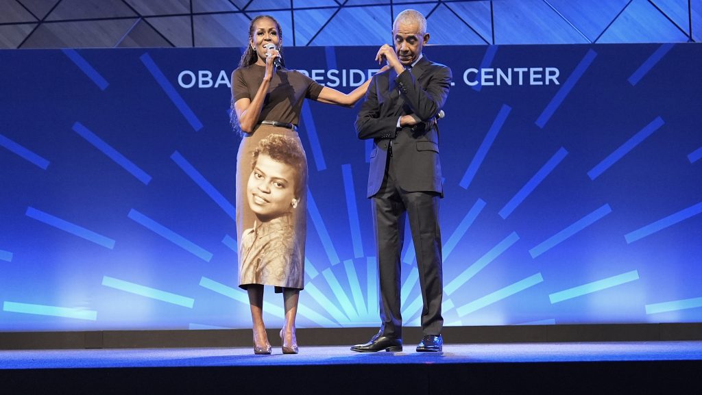 Miért viselt egy női arcképpel ellátott szoknyát Michelle Obama, amit még férje is megkönnyezett?