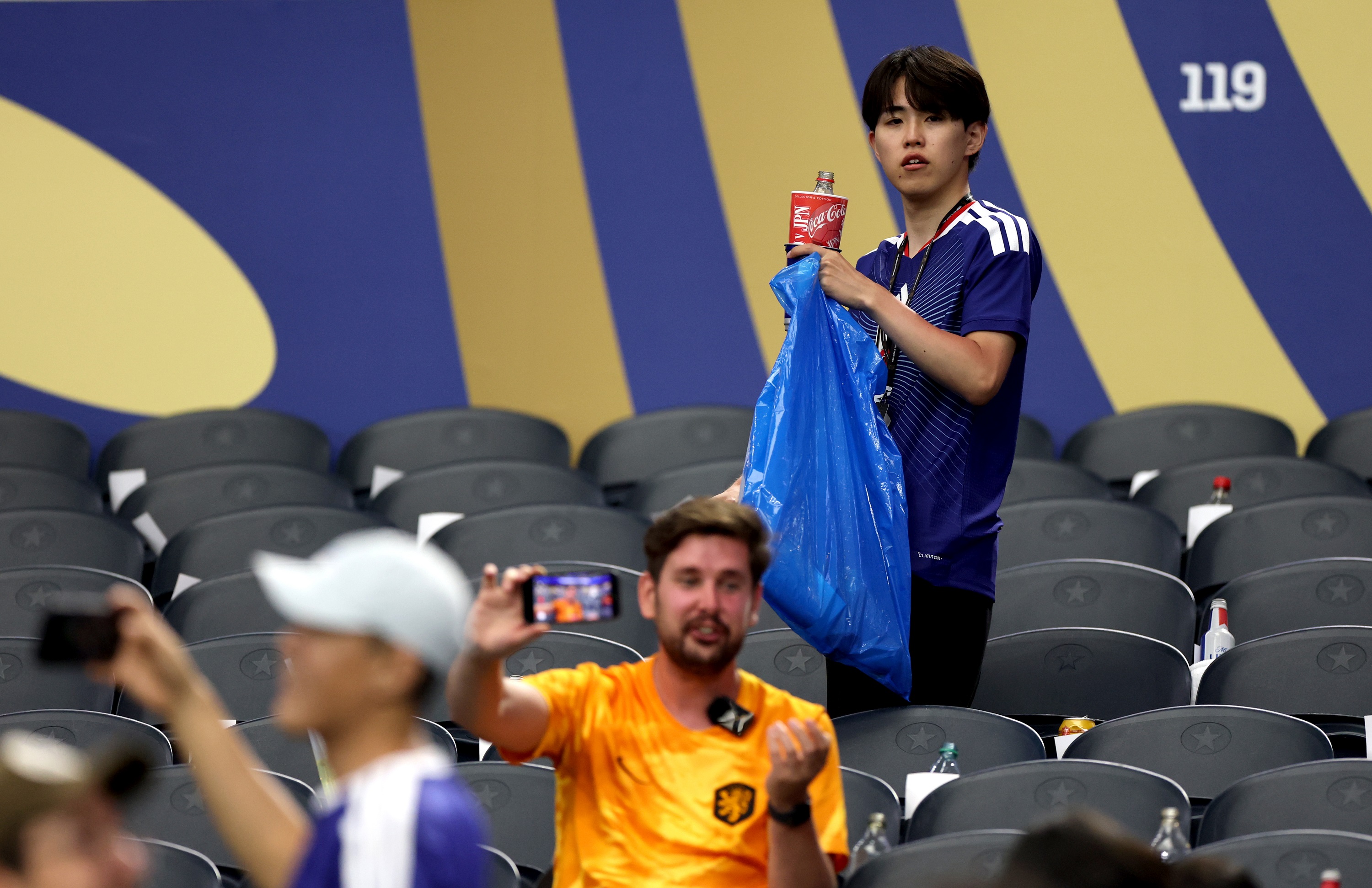 Japán szurkolók takarítás közben.