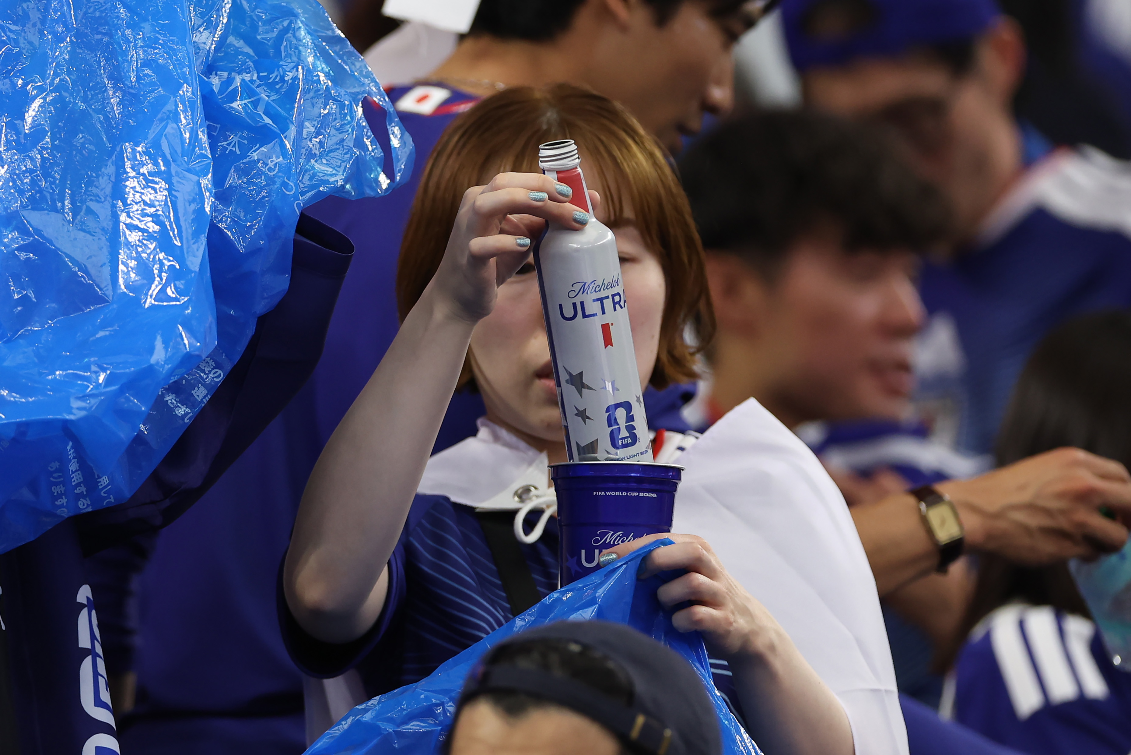 Japán szurkolók takarítás közben.
