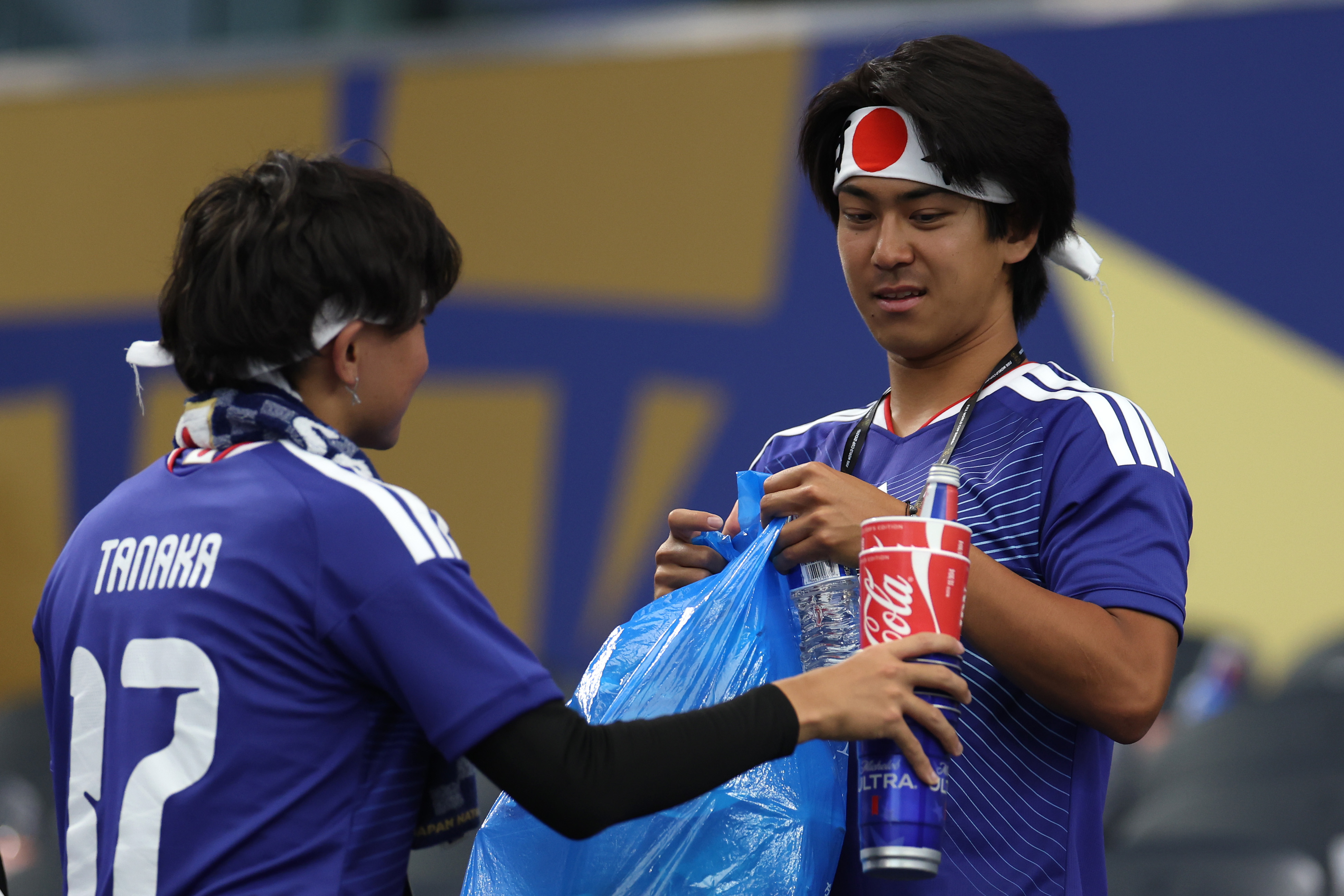 Japán szurkolók takarítás közben.