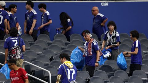 A japán szurkolók takarítottak maguk után.
