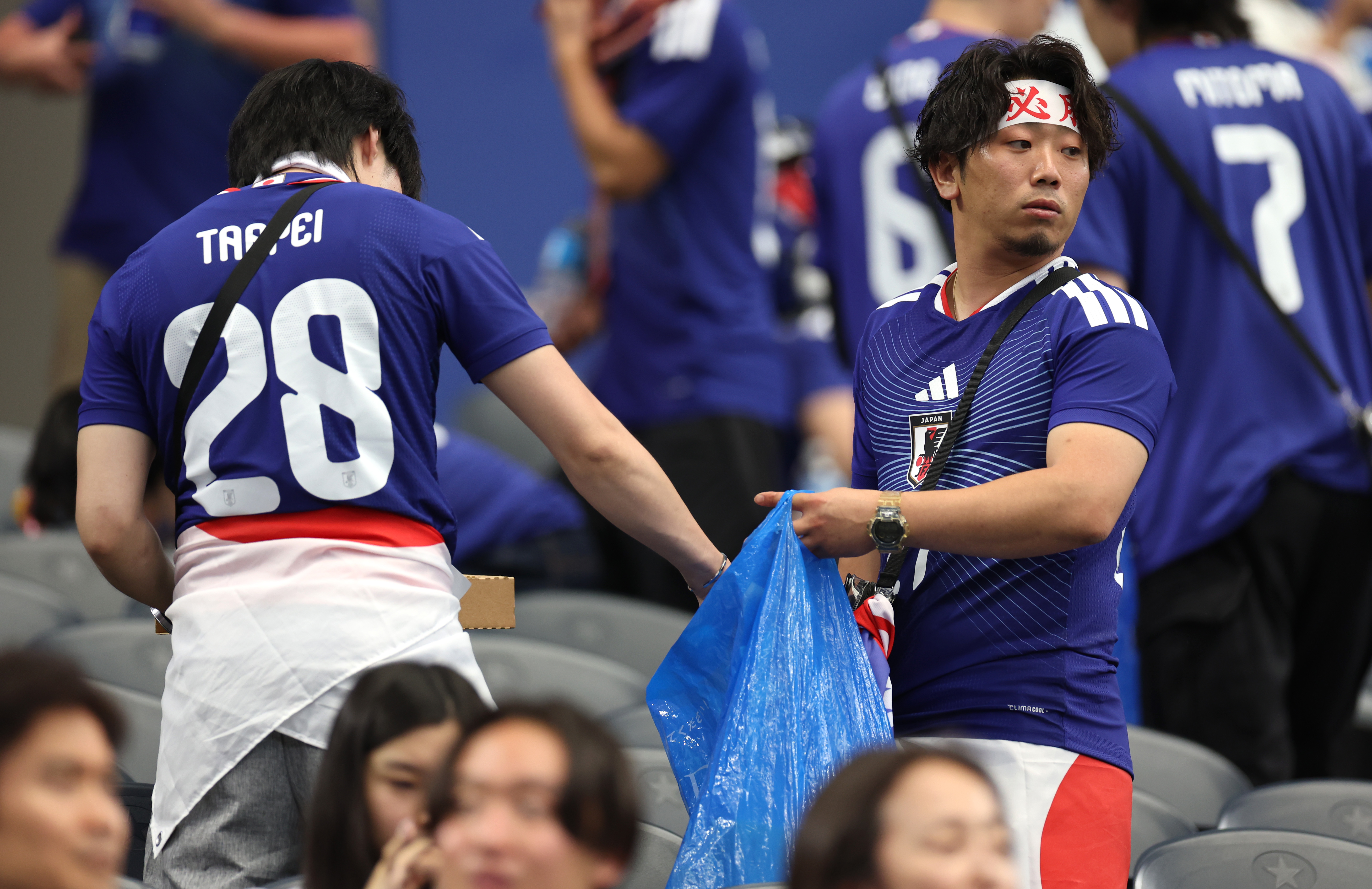 Japán szurkolók takarítás közben.