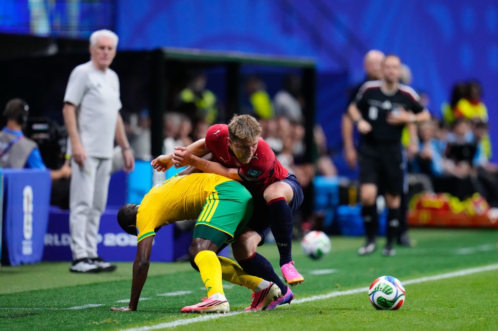Momentuma sem volt, végül büntetőből pontot csent Dél-Afrika 1 Aubrey Modiba és Lukas Cerv gyűrik egymást a labdáért.