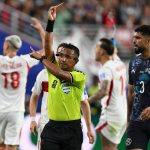 Ivan Barton játékvezető az első, aki felmutatta a piros lapot valakinek, amiért eltakart szájjal magyaráz az ellenfelének.