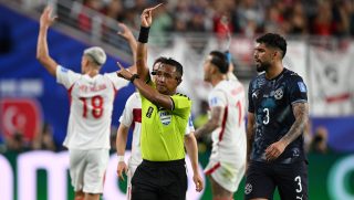 Ivan Barton játékvezető az első, aki felmutatta a piros lapot valakinek, amiért eltakart szájjal magyaráz az ellenfelének.