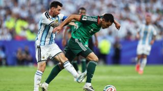 Lionel Messi faultja Aissa Mandi ellen.