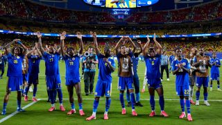 Curacao játékosai ünneplik a bravúros pontszerzést Ecuador ellen.