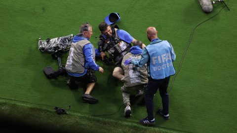 Megsérülő operatőr az Üzbegisztán-Kolumbia vb-meccsen.