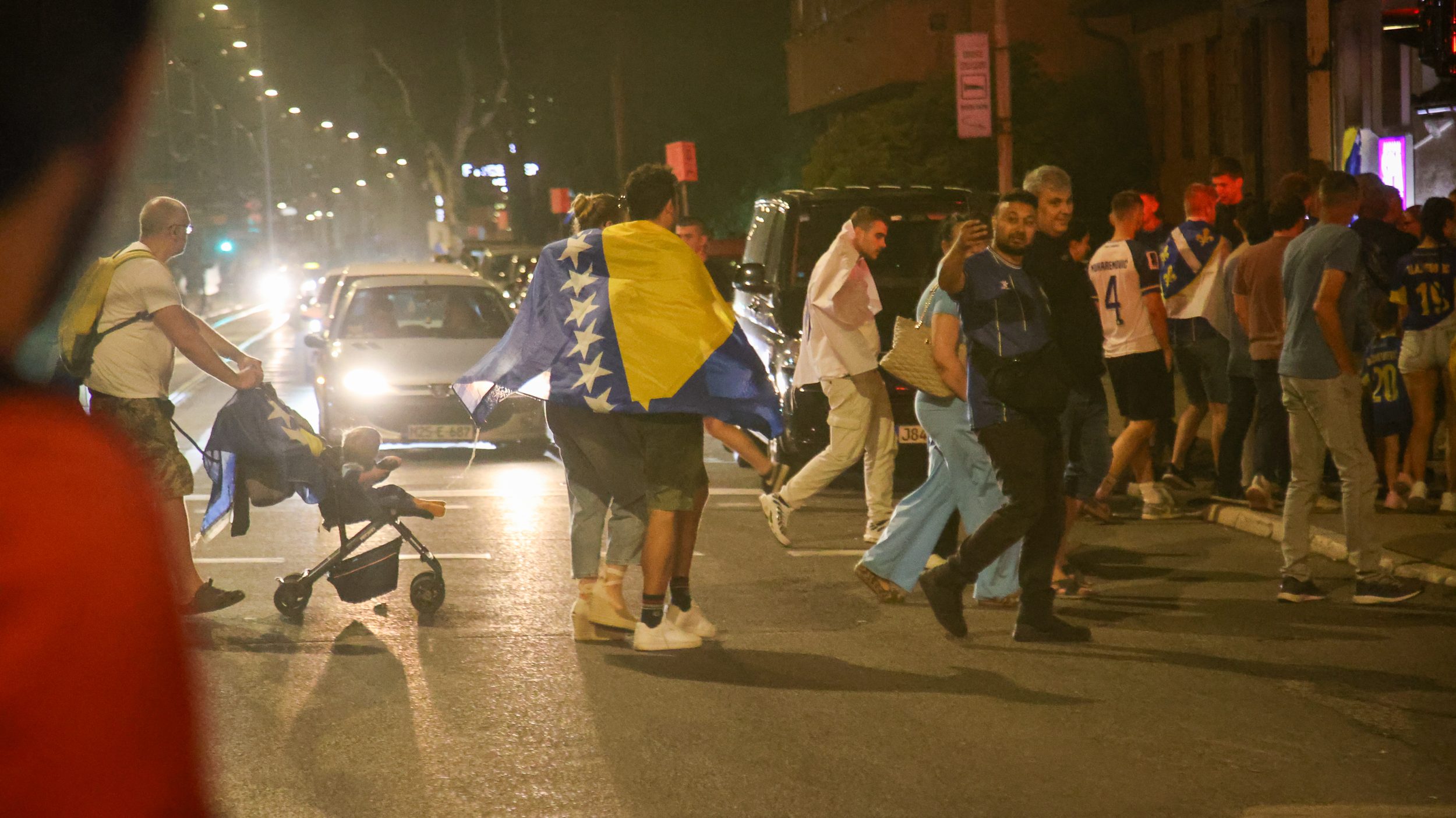Katar elleni győzelmet ünneplő bosnyák drukkerek.