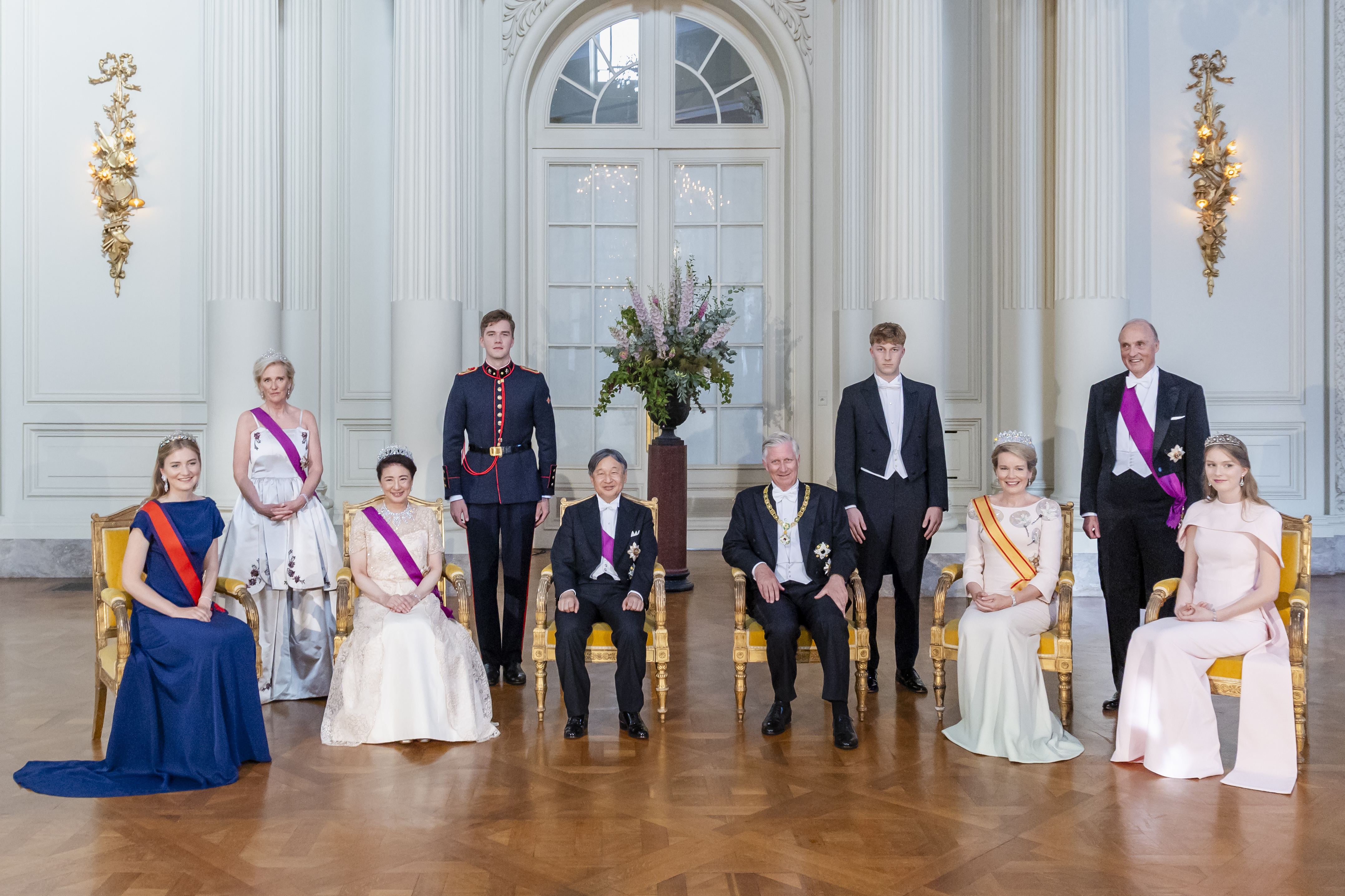 Naruhito japán császár és Masako császárné fotózáson Mathilde belga királynéval, Philippe belga királlyal, Elisabeth belga hercegnővel, Eleonor belga hercegnővel, Astrid belga hercegnővel, Lorenz belga herceggel, Gabriel belga herceggel és Emmanuel belga herceggel a Laekeni Királyi Kastélyban 2026. június 23-án Brüsszelben, Belgiumban.