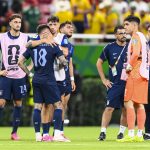 Az uruguayi válogatott tagjai, miután kiestek a vb-ről.
