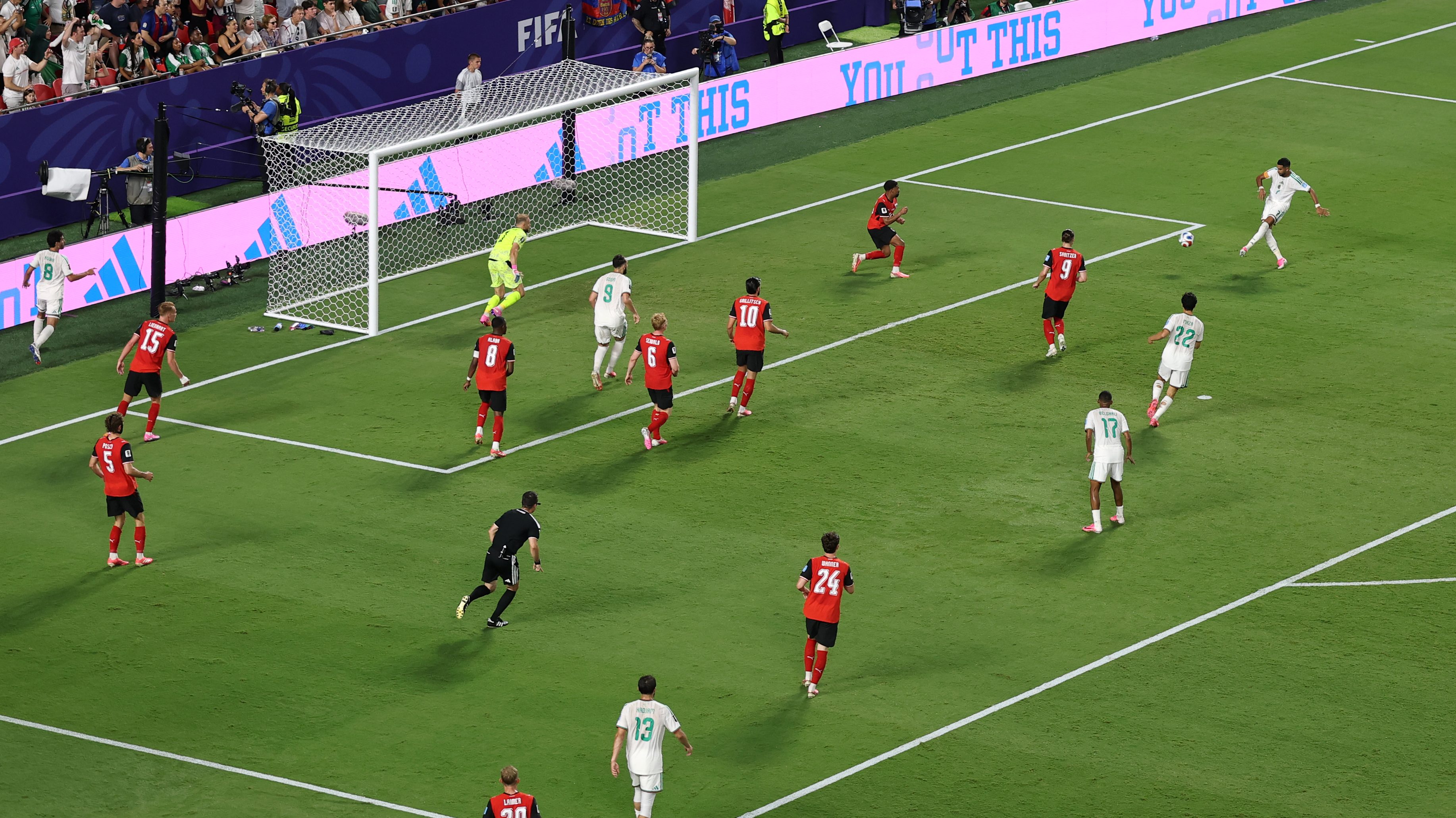 Rijad Mahrez egyenlítő gólja Ausztria ellen a világbajnokság csoportkörében.