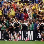 Japán focisták a brazil szurkolók előtt.